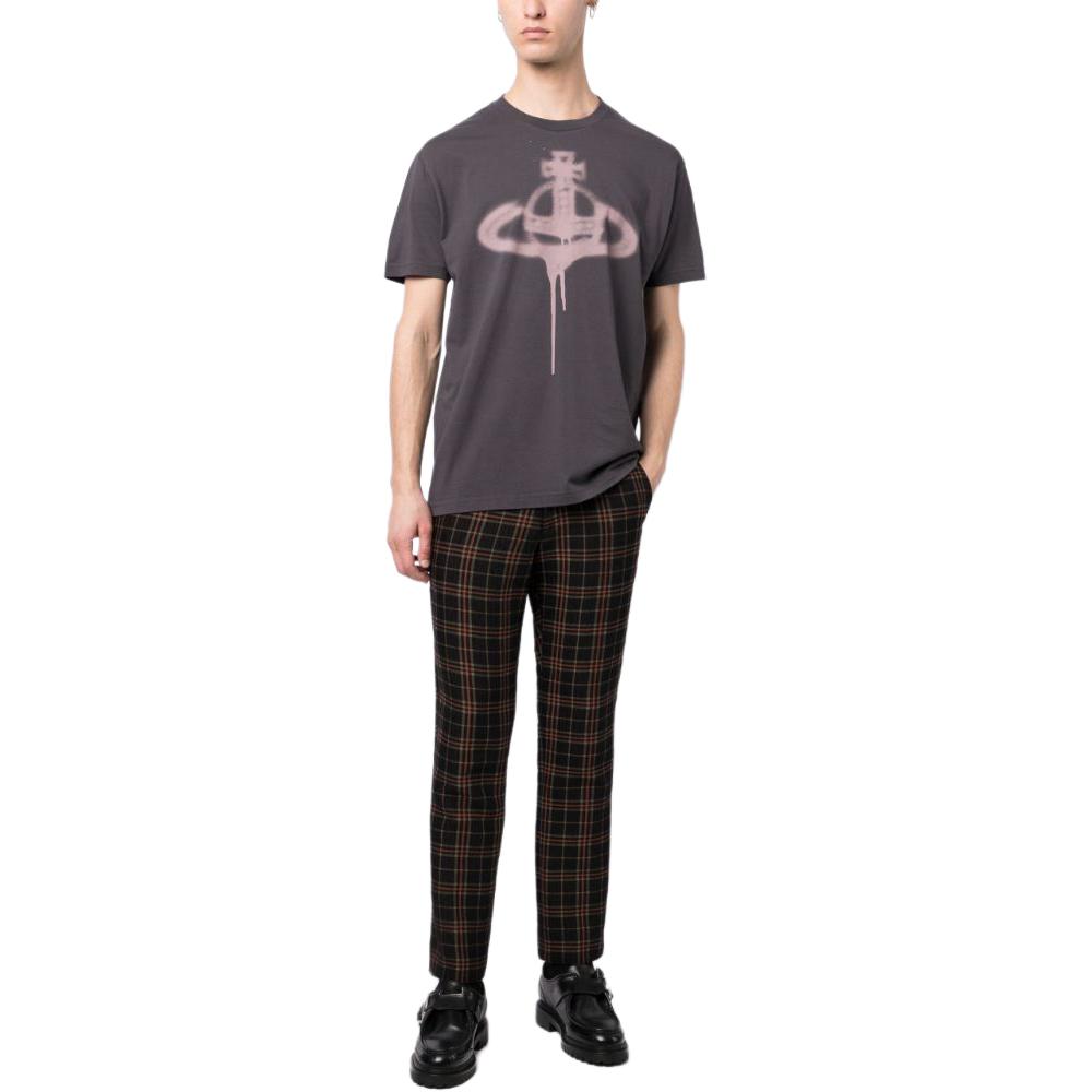 Lookbook ヴィヴィアンウエストウッド グラフィックプリント クルーネックルーズフィットTシャツ グレー 3G010014J001MGOP402