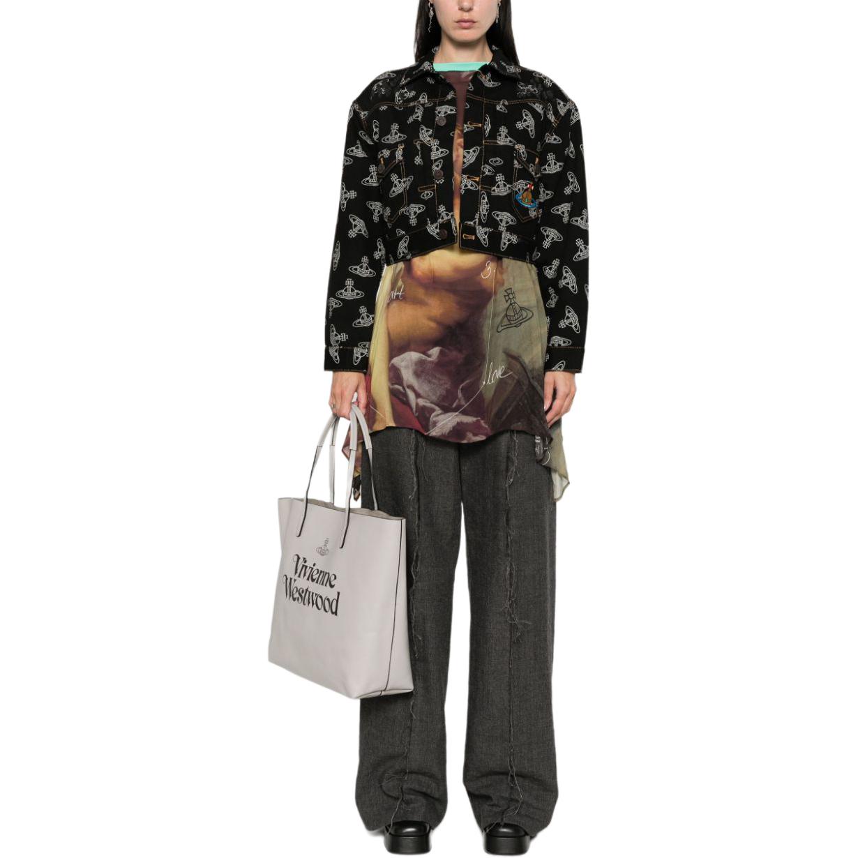 Lookbook Chaqueta Negra de Mezclilla Vivienne Westwood FW24 con Logo Jacquard y Solapa. 19010018W00XNN301