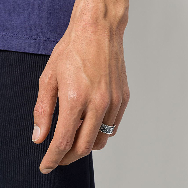 Shop Anillo Unisex Plata Vivienne Westwood Kingston Saturno con Calavera Grabada. 6404008001Q001