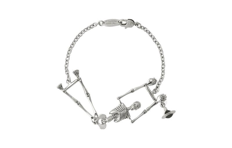 Lookbook 비비안 웨스트우드 스켈레톤 사턴 펜던트 팔찌 브라스 유니섹스 실버. 61020030W113W113