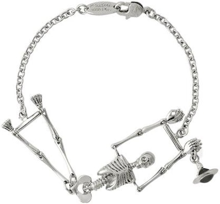 비비안 웨스트우드 스켈레톤 사턴 펜던트 팔찌 브라스 유니섹스 실버. 61020030W113W113 Lookbook 비비안 웨스트우드 스켈레톤 사턴 펜던트 팔찌 브라스 유니섹스 실버. 61020030W113W113