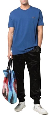 Vivienne Westwood SS22 Camiseta Azul Cuello Redondo con Logo Bordado. 3G010005J001MK401 Lookbook Vivienne Westwood SS22 Camiseta Azul Cuello Redondo con Logo Bordado. 3G010005J001MK401