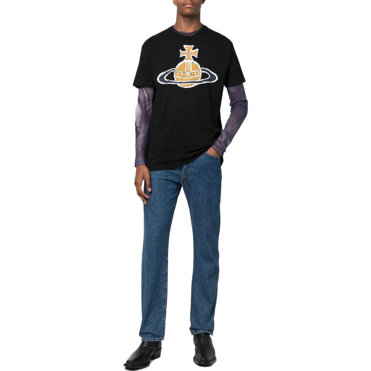 Lookbook 薇薇安·威斯特伍德 SS22 土星标志黑色男女同款圆领T恤. 3G01000KJ001MN401