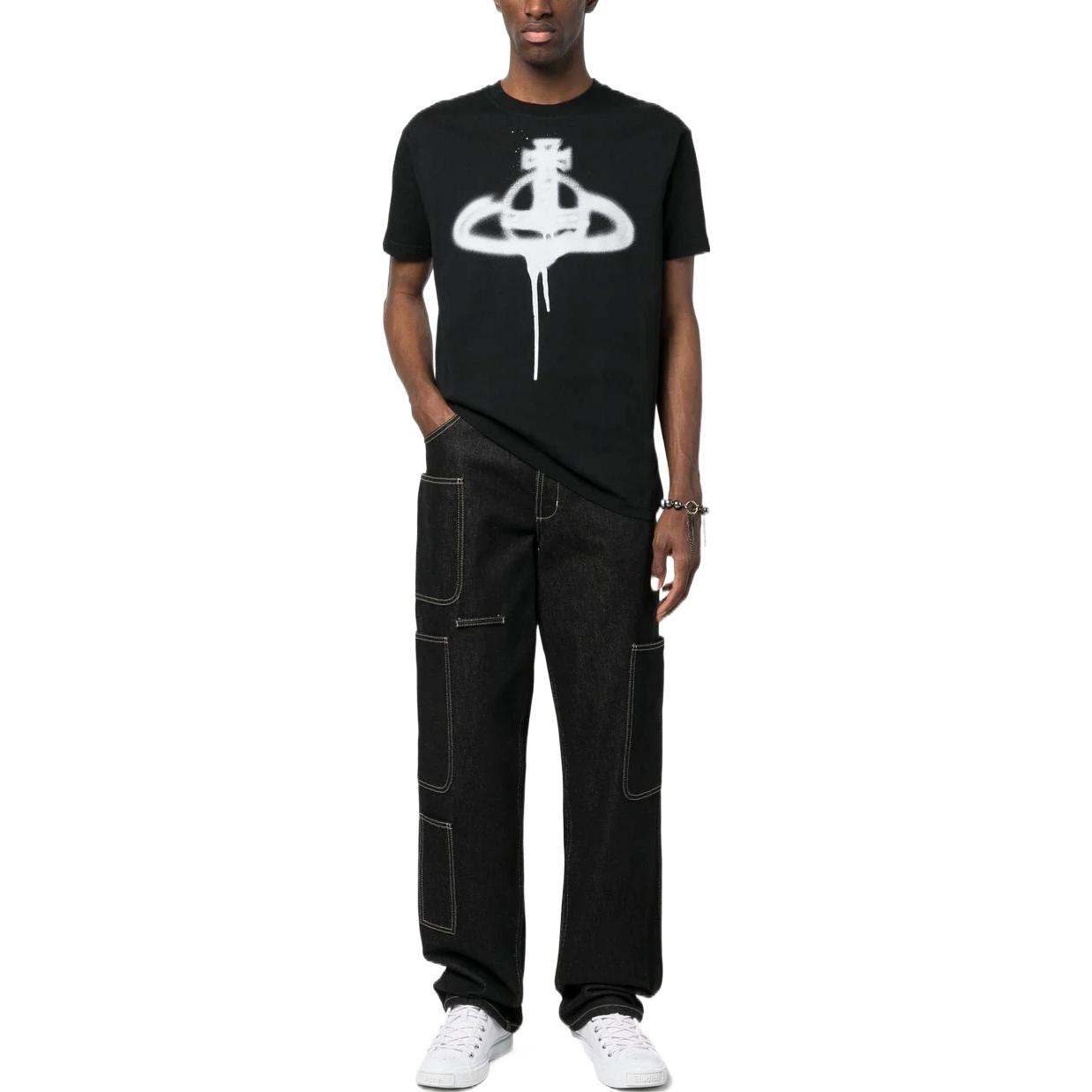 Shop 비비안 웨스트우드 SS23 유니섹스 새턴 스프레이 프린트 블랙 크루넥 티셔츠 3G010011J001MN401GO