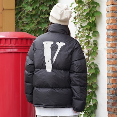 Chaqueta Puff Invierno Unisex Negra Plateada VLONE Classic V Logo Bordado. VLCT21002 4