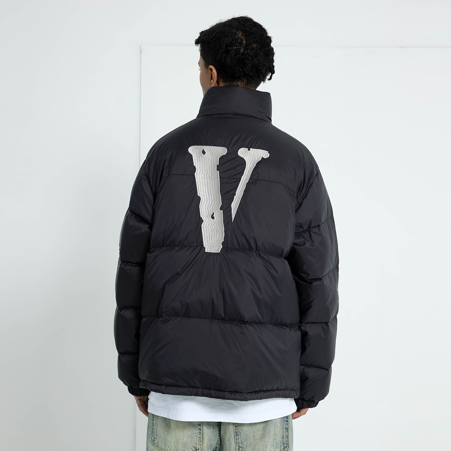 Purchase Jaket Musim Dingin VLONE Classic V Logo Unisex Hitam Perak Puffer Bordir VLCT21002