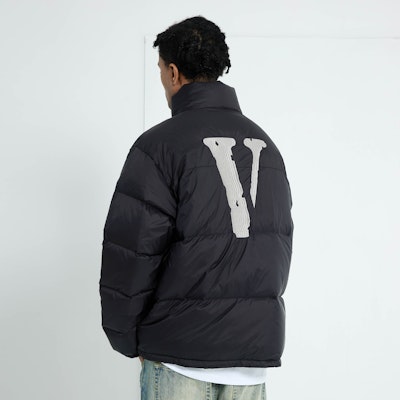 Chaqueta Puff Invierno Unisex Negra Plateada VLONE Classic V Logo Bordado. VLCT21002 Sizing Chaqueta Puff Invierno Unisex Negra Plateada VLONE Classic V Logo Bordado. VLCT21002