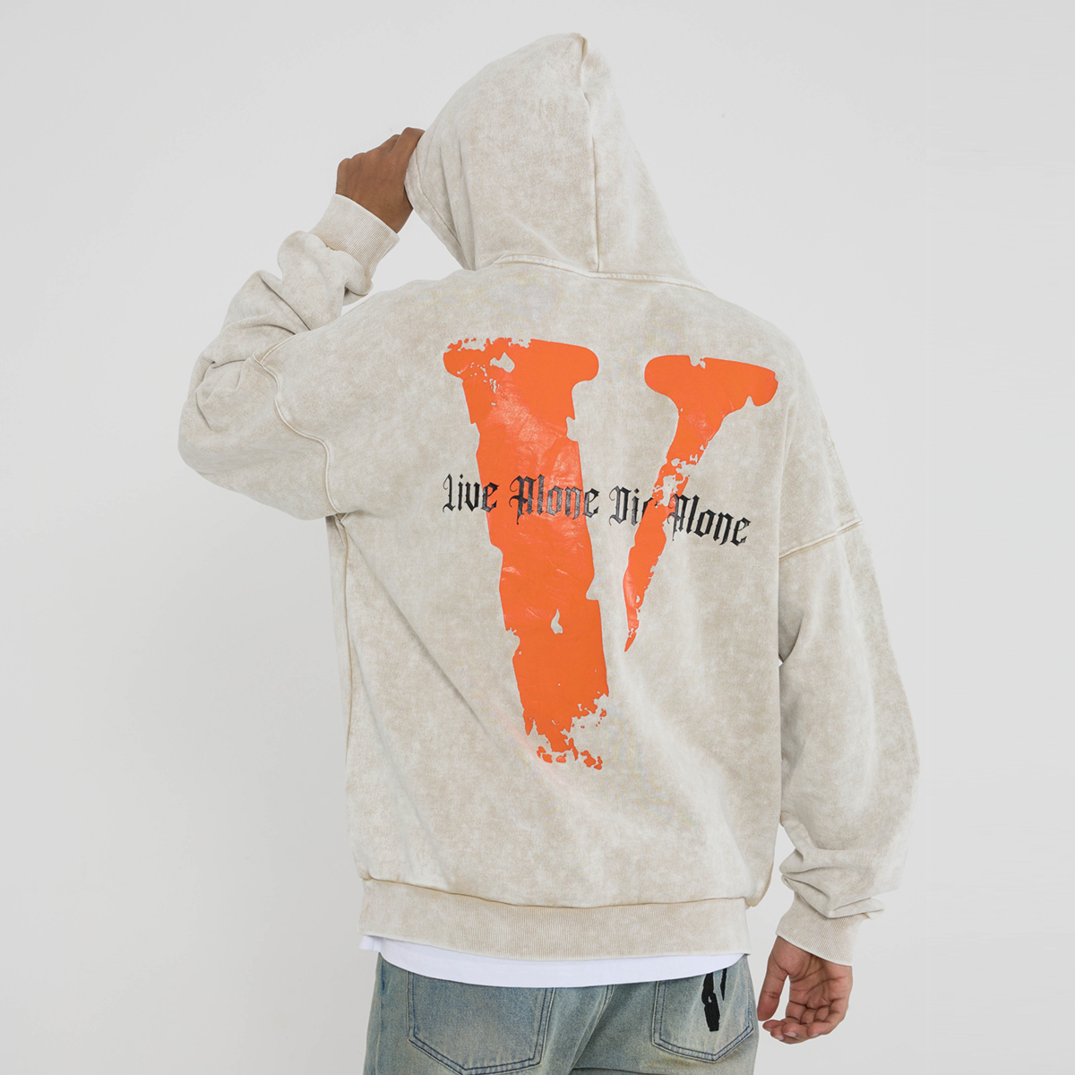 Shop Vlone 破壞式寬鬆復古刷洗連帽衫 男女適用 VLHD24003-BE