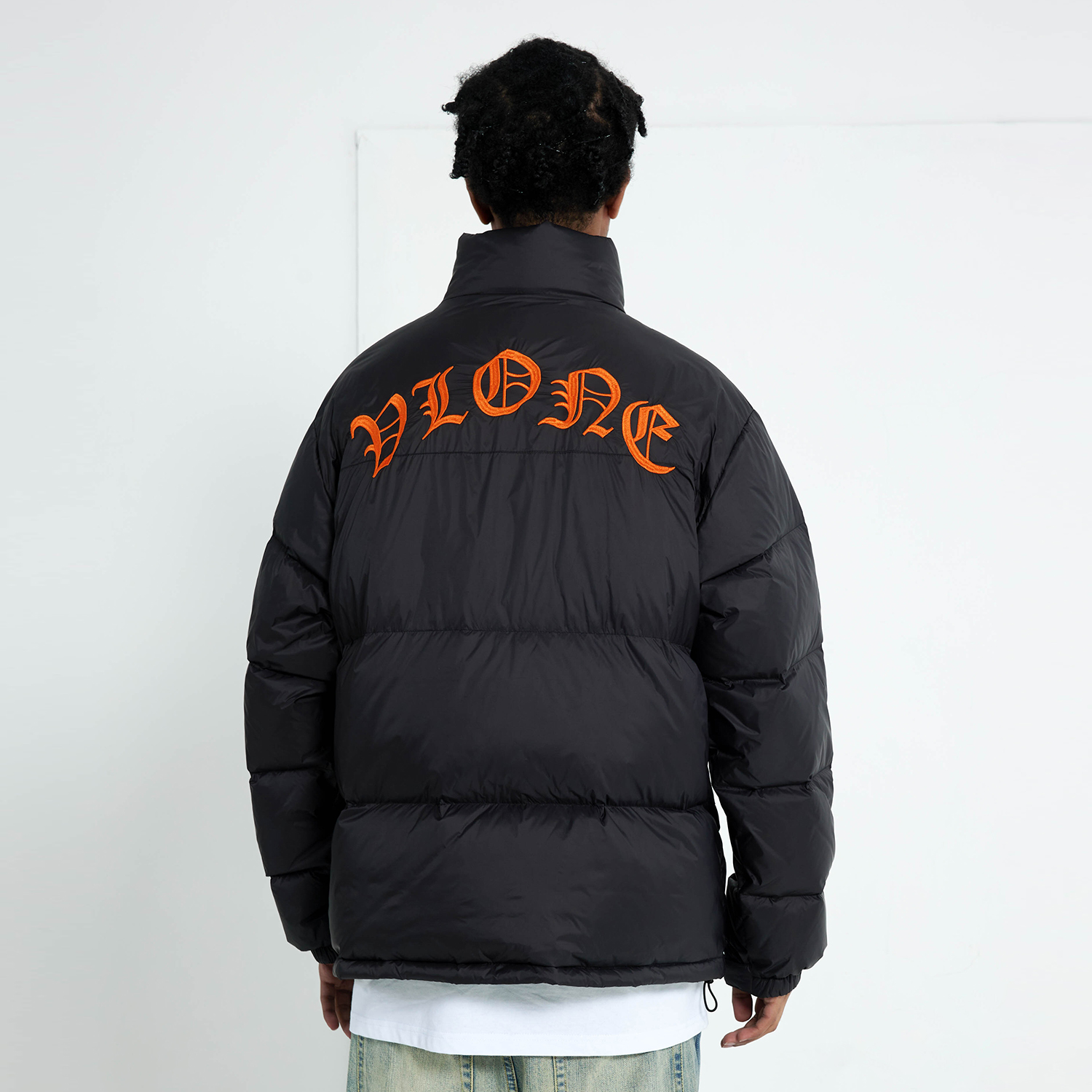 Shop VLONE ゴシック刺繍カラー パファージャケット ブラックオレンジ ユニセックス 冬用. VLCT21003