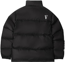 Jaket VLONE Gothic Logo Hitam/Putih Unisex Musim Dingin Bordir Lengan. VLCT21004 Lookbook Jaket VLONE Gothic Logo Hitam/Putih Unisex Musim Dingin Bordir Lengan. VLCT21004