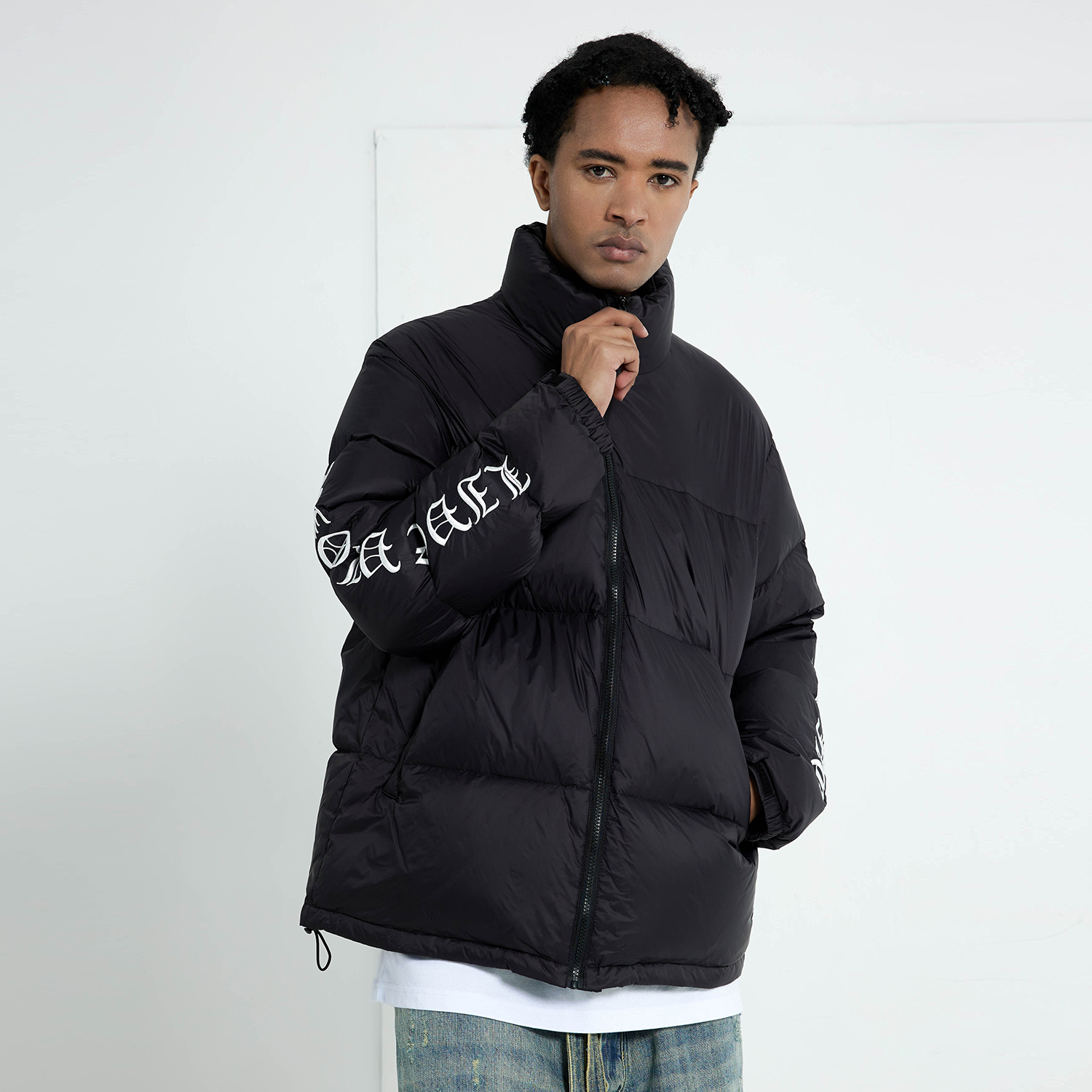 Details for Jaket VLONE Gothic Logo Hitam/Putih Unisex Musim Sejuk Lengan Bersulam. VLCT21004