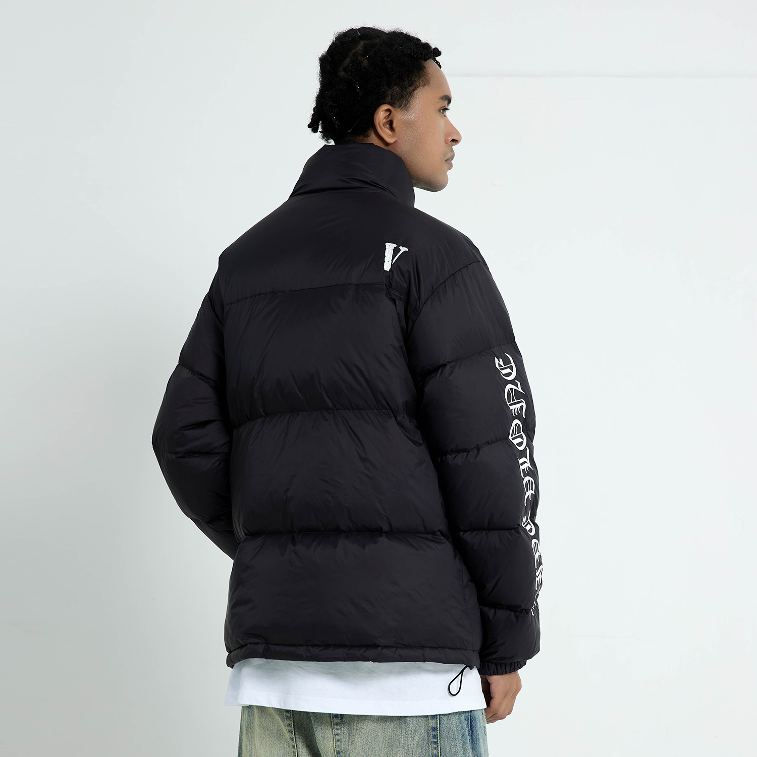 Sizing Jaket VLONE Gothic Logo Hitam/Putih Unisex Musim Sejuk Lengan Bersulam. VLCT21004