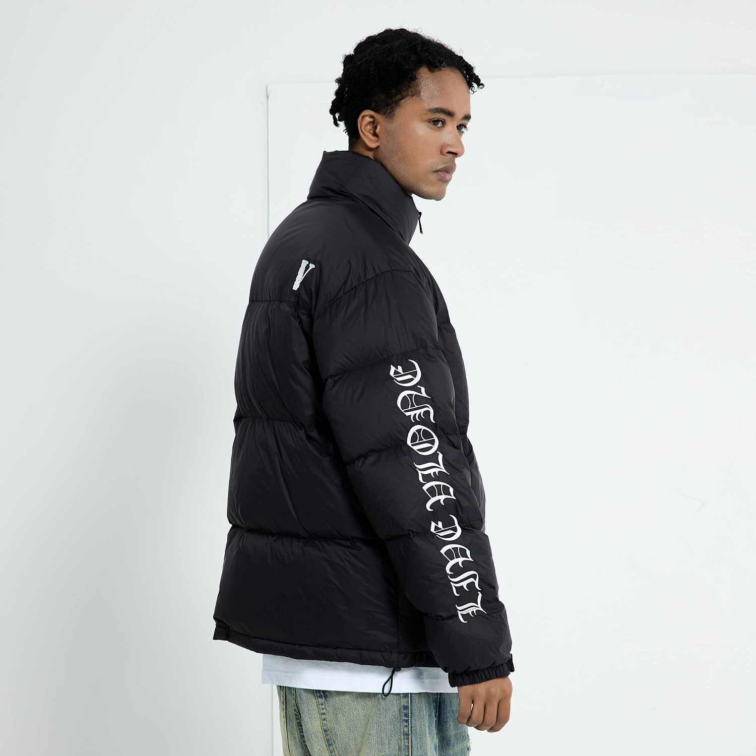 Cheap Jaket VLONE Gothic Logo Hitam/Putih Unisex Musim Sejuk Lengan Bersulam. VLCT21004