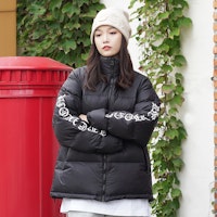 Jaket VLONE Gothic Logo Hitam/Putih Unisex Musim Dingin Bordir Lengan. VLCT21004 1