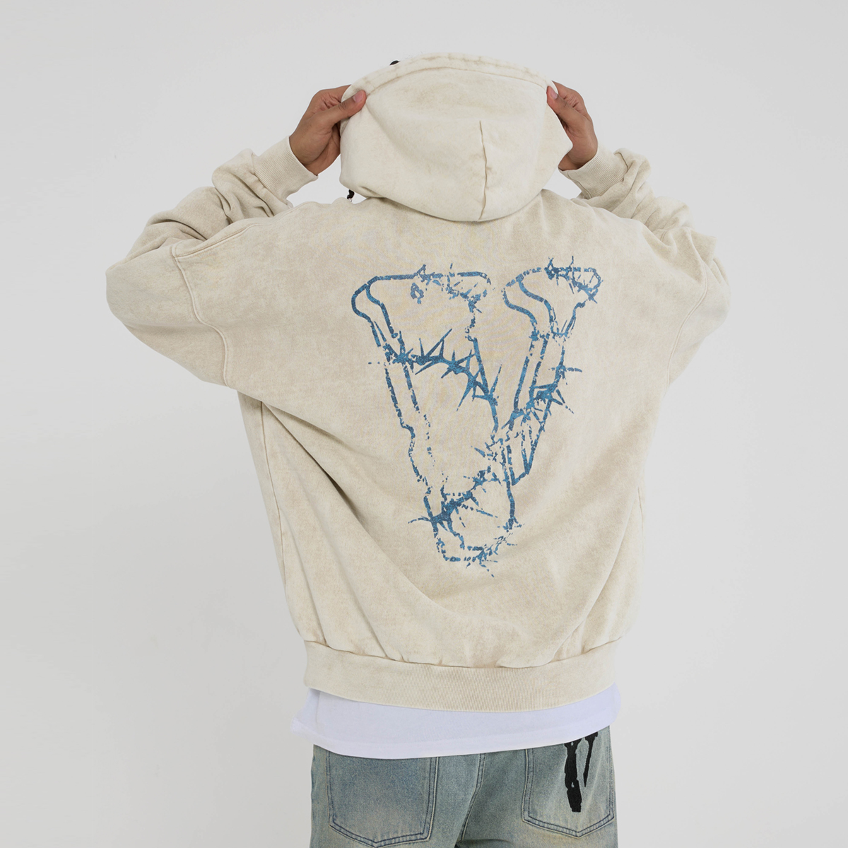 Shop Vlone Thorn 大Logo連帽衫 米色 男女款 寬鬆復古洗舊風格 VLHD24002-BE