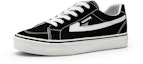 Lookbook Warrior Classic Low 'Hitam dan Putih' WXY-C978G03
