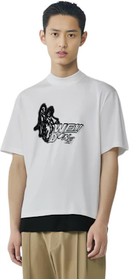 WE11DONE Kaos Unisex Lengan Pendek High-Neck dengan Logo Dada. WD-TT1-22-560-U-WH Shop WE11DONE Kaos Unisex Lengan Pendek High-Neck dengan Logo Dada. WD-TT1-22-560-U-WH