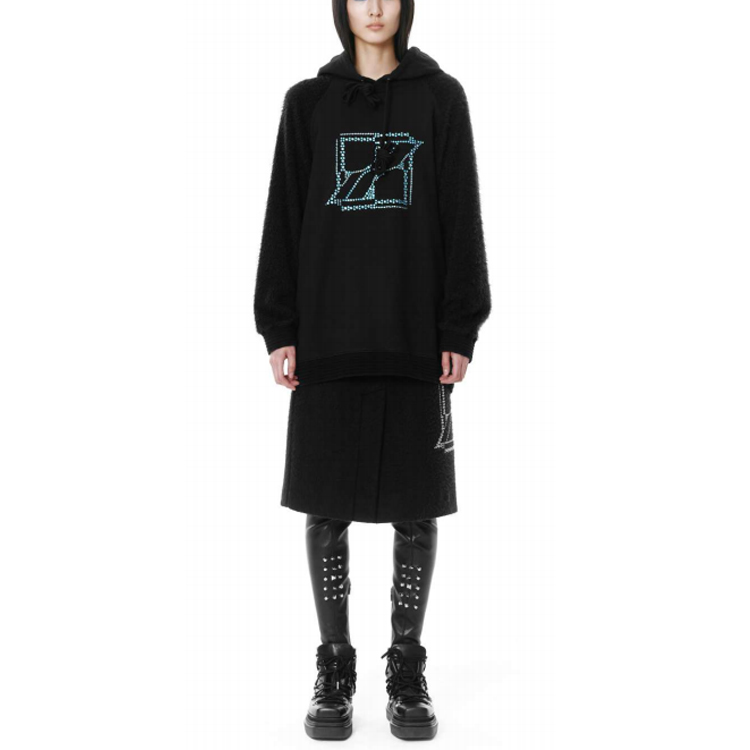Lookbook WE11DONE FW21 復古標誌印花男女款黑色連帽衫。 WD-TH3-21-506-U-BK