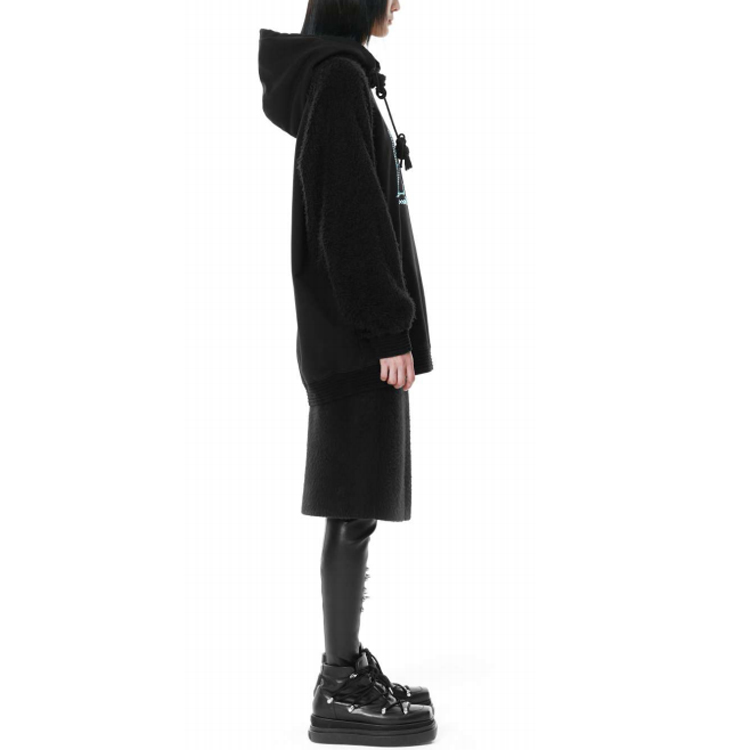 Purchase WE11DONE FW21 復古標誌印花男女款黑色連帽衫。 WD-TH3-21-506-U-BK