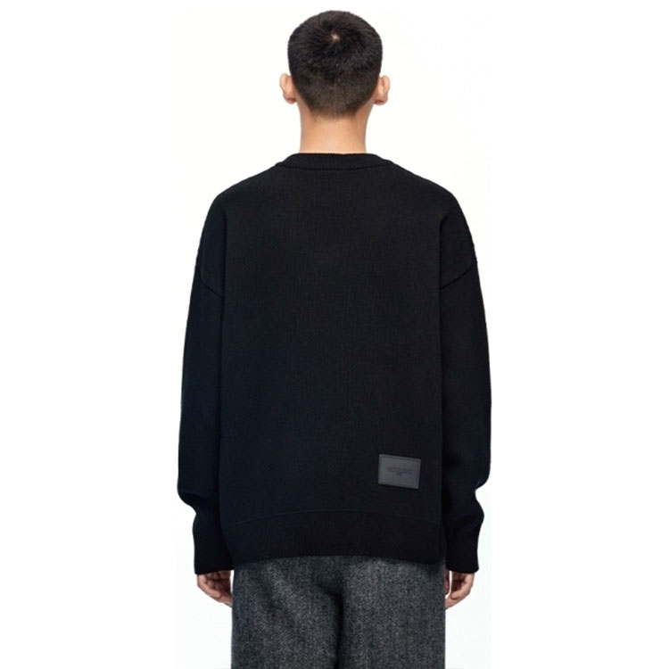Shop WE11DONE FW22 黑色針織套頭毛衣 黃色Logo設計 - 男女通用 WD-KT1-21-613-U-BK
