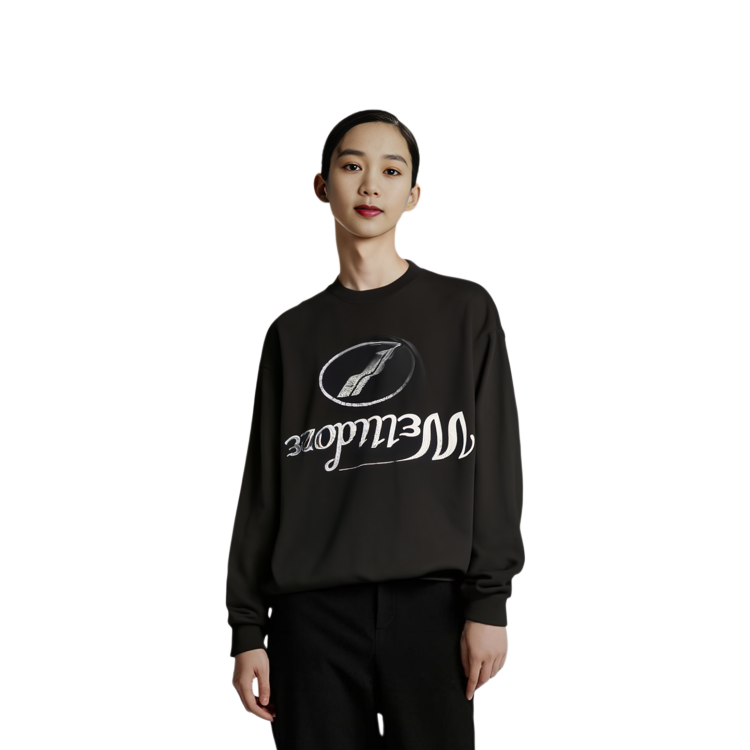 Lookbook WE11DONE FW22 黑色反轉Logo長袖中性圓領衫。 WD-TS3-22-812-U-BK