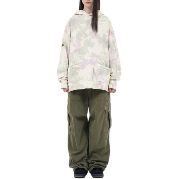 Lookbook WE11DONE FW23 標誌印花漂白男女白色長袖上衣。 WD-TH3-23-758-U-IV