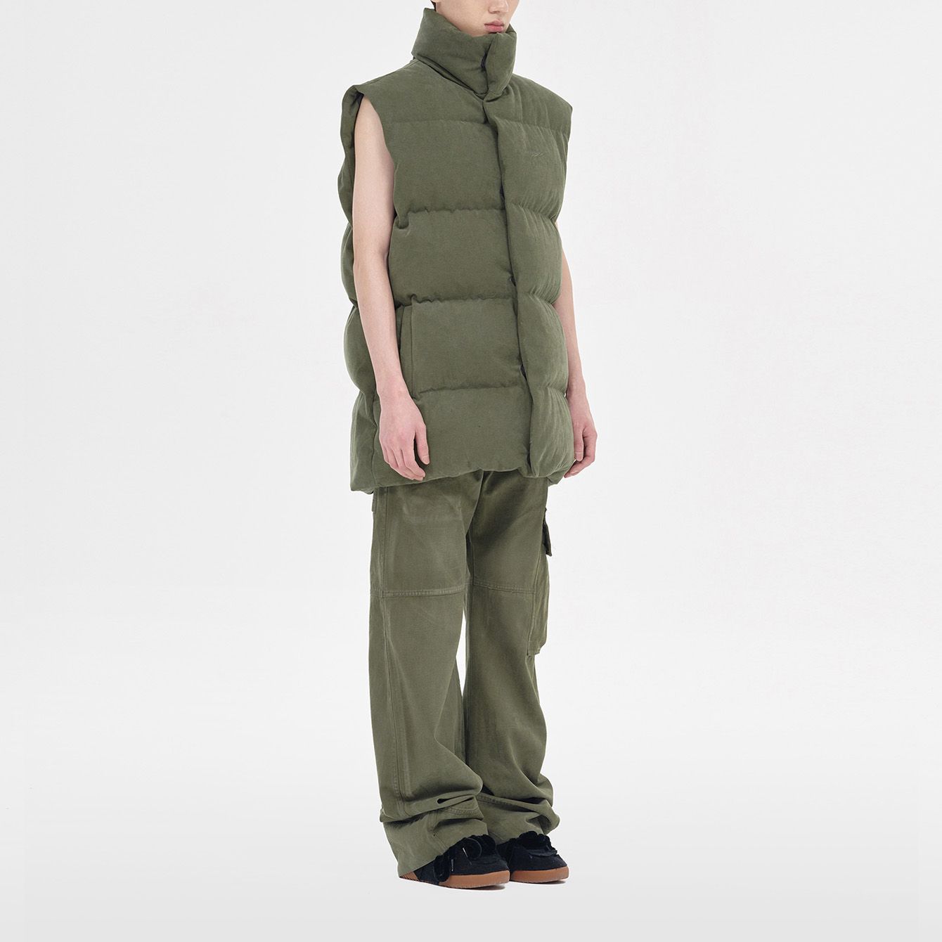 WE11DONE FW23 Unisex Loose-Fit Puffer Logo Vest in Khaki. WD-PV3-23-030-U-KK 圖 4