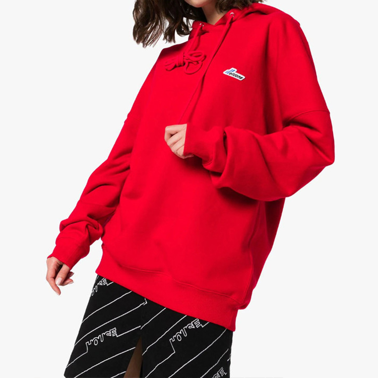 Lookbook WE11DONE 標誌紅色連帽衫 男女同款 - 胸前徽章設計。 WD-TP3-20-707-U-RD