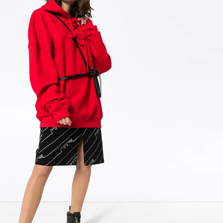 Shop WE11DONE 標誌紅色連帽衫 男女同款 - 胸前徽章設計。 WD-TP3-20-707-U-RD