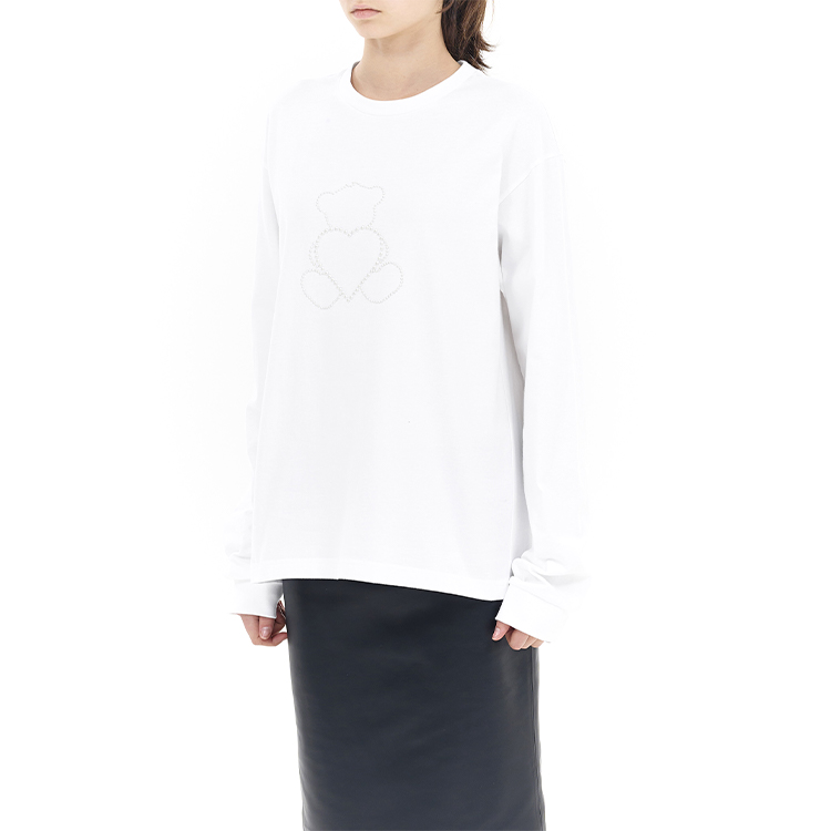 Shop WE11DONE 珍珠熊愛心長袖男女同款T恤 - 白色 WD-TT2-24-781-U-WH