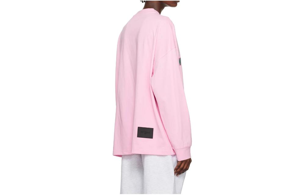 Lookbook WE11DONE Rare Market 韓國限定粉色彩虹字母Logo圓領長袖T恤。 WD-TT1-22-848-U-LP