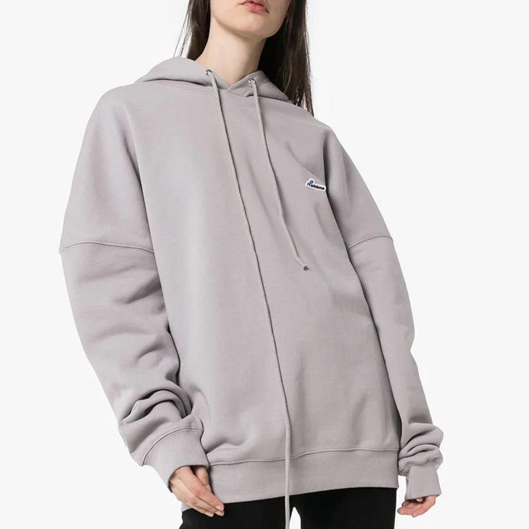 Lookbook WE11DONE 스몰 로고 자수 드로우스트링 후드티 유니섹스 그레이. WD-TP3-207-07-U-GY