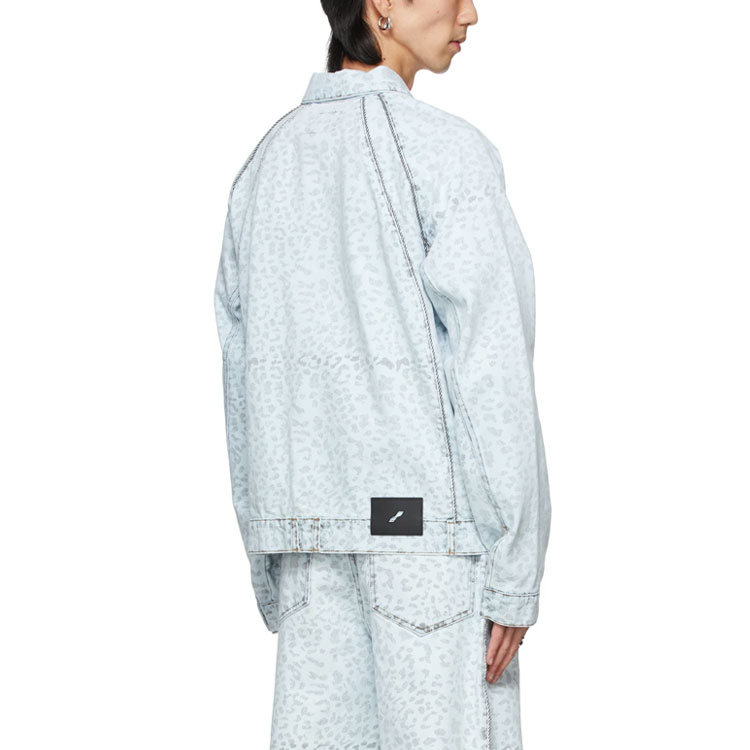 Shop WE11DONE SS21 豹紋丹寧布拉格蘭外套 淺藍色 中性款 WD-DJ1-21-303-U-SK