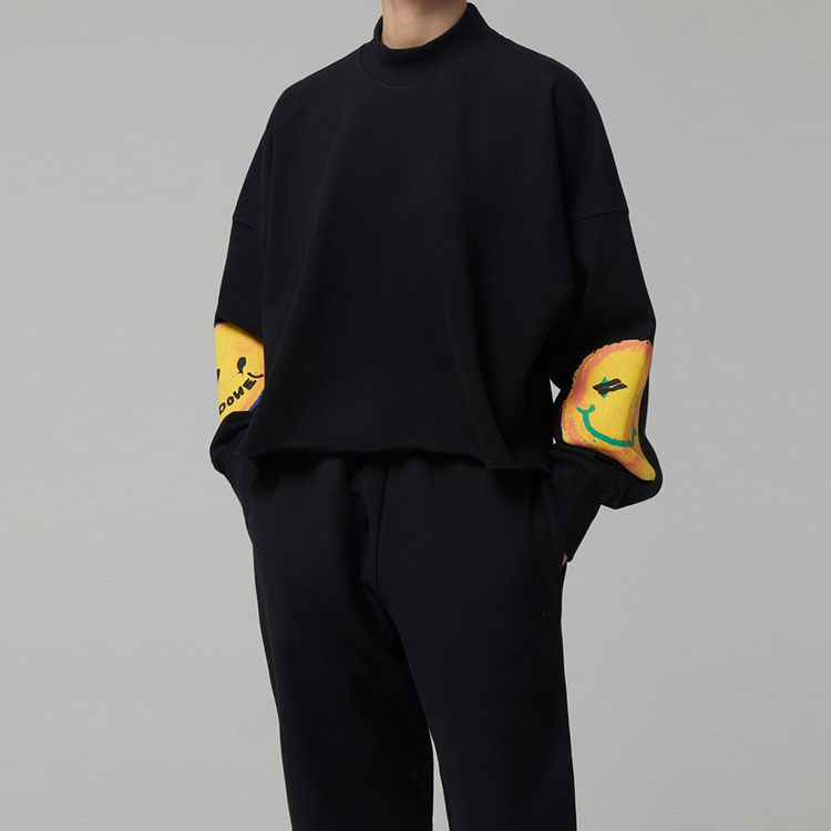 Shop WE11DONE SS21 スマイリーフェイス プルオーバースウェットシャツ ユニセックス ブラック WD-TS0-21-519-U-BK