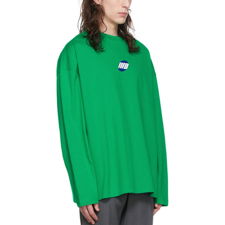 Lookbook WE11DONE SS22 男女款綠色簡約長袖胸前Logo T恤。 WD-TT1-22-633-U-GR
