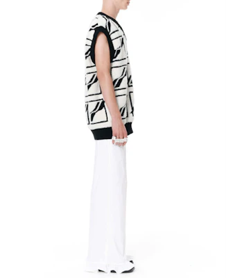 WE11DONE SS22 Rompi Rajut V-Neck Logo Geometris Putih Unisex WD-KV1-22-652-U-IV Details for WE11DONE SS22 Rompi Rajut V-Neck Logo Geometris Putih Unisex WD-KV1-22-652-U-IV
