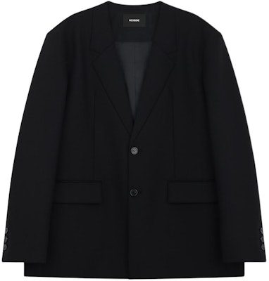 WE11DONE SS24 블랙 로고 백 디테일 노카라 싱글 브레스티드 블레이저. WD-JK0-24-063-M-BK Buy WE11DONE SS24 블랙 로고 백 디테일 노카라 싱글 브레스티드 블레이저. WD-JK0-24-063-M-BK