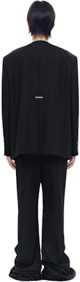 WE11DONE SS24 블랙 로고 백 디테일 노카라 싱글 브레스티드 블레이저. WD-JK0-24-063-M-BK Purchase WE11DONE SS24 블랙 로고 백 디테일 노카라 싱글 브레스티드 블레이저. WD-JK0-24-063-M-BK