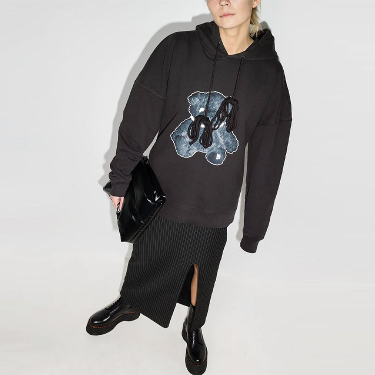 Shop WE11DONE 男女款黑色泰迪熊圖案連帽衫. WD-TH9-20-118-U-CH