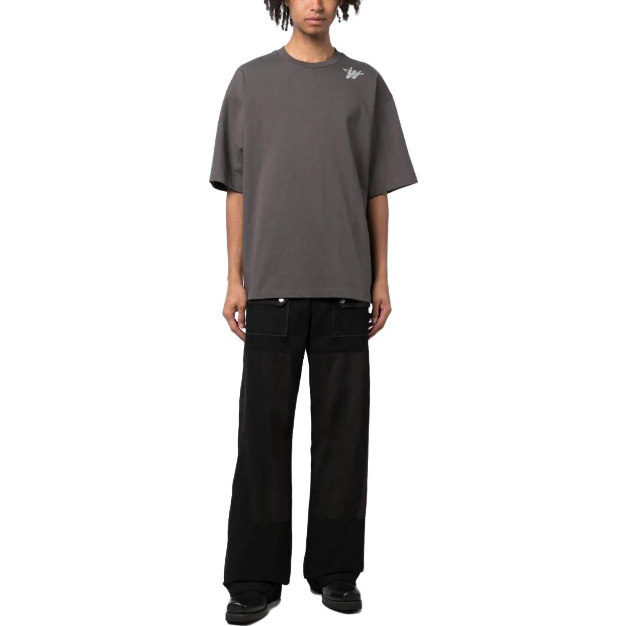Lookbook WE11DONE 中性炭灰色圖案標誌短袖T恤。 WD-TP6-20-073-U-CH