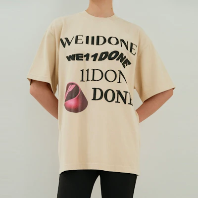 WE11DONE Kaos Pendek Unisex Putih Gading Logo Print. WD-TT8-20-107-U-IV Lookbook WE11DONE Kaos Pendek Unisex Putih Gading Logo Print. WD-TT8-20-107-U-IV