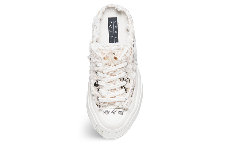 Shop xVESSEL 帆布低帮鞋 '天鹅之心' F23X02G