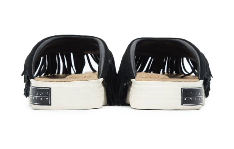 Shop xVESSEL 流苏露趾拖鞋 '时尚前卫分趾黑色' S23X14B