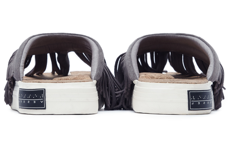 Shop xVESSEL 流苏拖鞋 '灰色' S23X14G