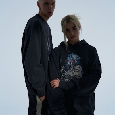 xVESSEL x MARVEL聯名印花字母黑色男女款圓領T恤。 Y23X6107B Details for xVESSEL x MARVEL聯名印花字母黑色男女款圓領T恤。 Y23X6107B