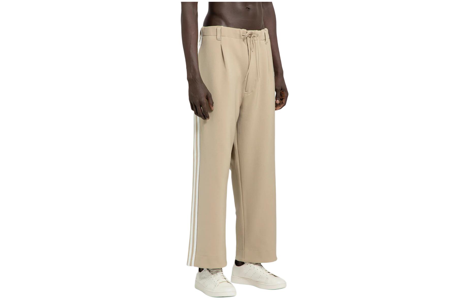 Lookbook Y-3 Seluar Kasual Beige High-Waisted Straight-Leg dengan Tali Pinggang. IZ3119