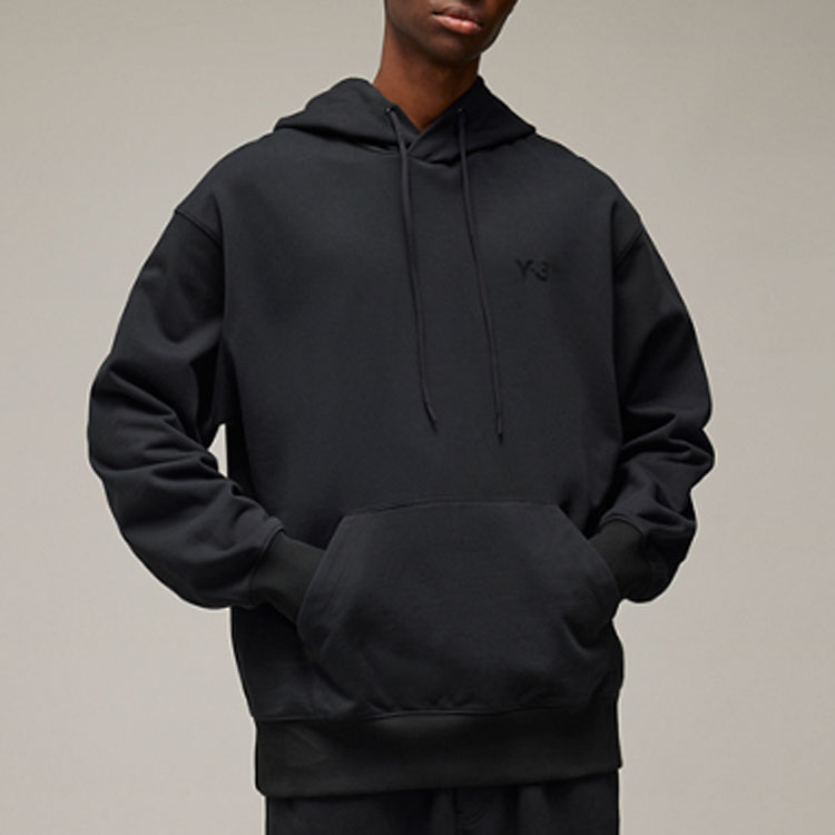 Lookbook Y-3 ブラックフーディー カンガルーポケット付き ロゴプリント入り. IV5584