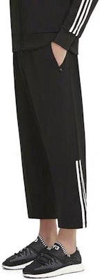 Y-3 ブラック ロゴストライプ入り ルーズフィット クロップドパンツ. DP0555 Shop Y-3 ブラック ロゴストライプ入り ルーズフィット クロップドパンツ. DP0555