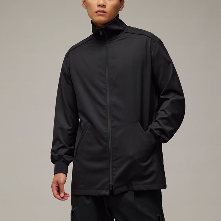 Lookbook Chaqueta Negra Y-3 con Cuello Alto y Bolsillos con Cremallera. IN8704