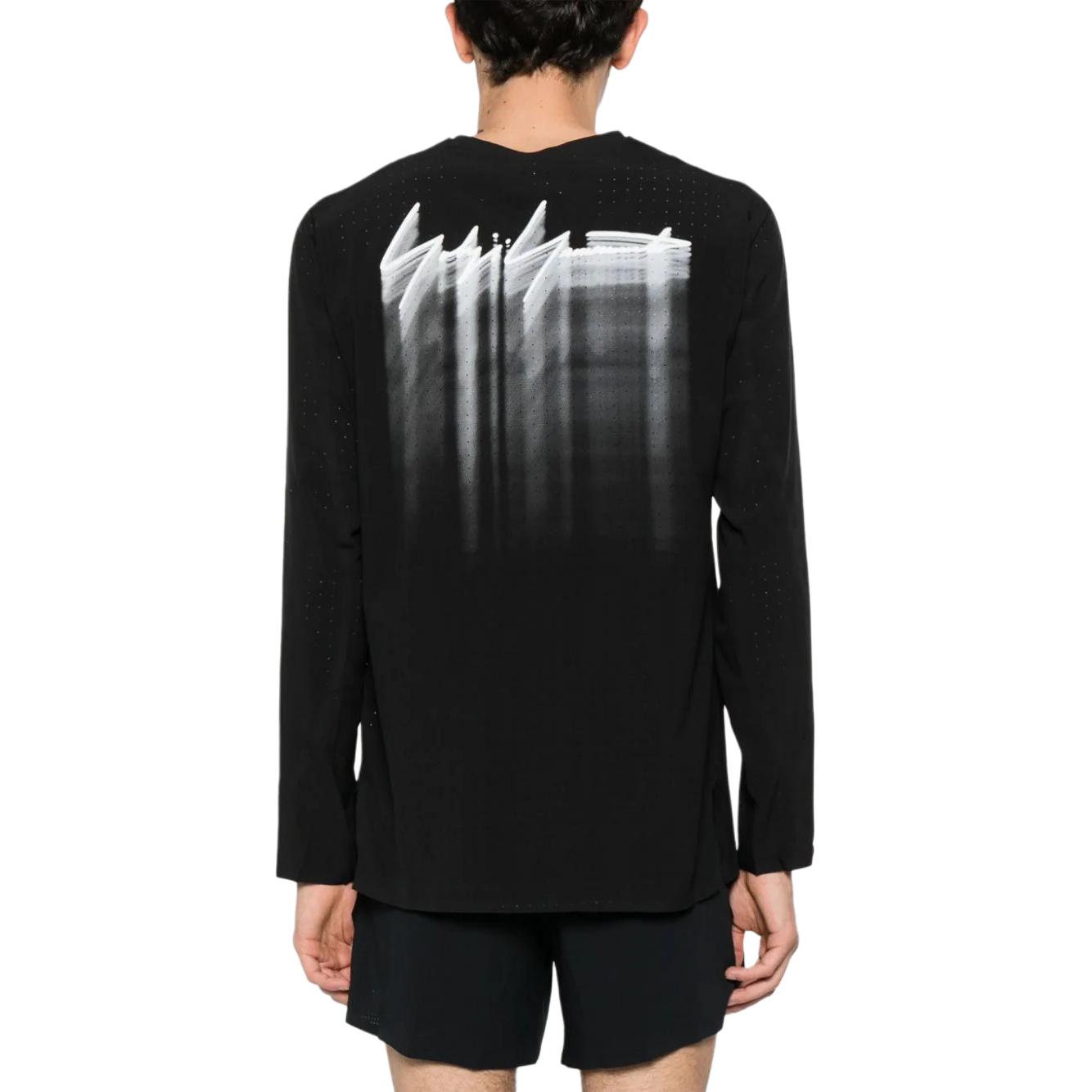 Shop Y-3 ルーズフィット デジタルプリント ブラック クルーネック Tシャツ IN8744